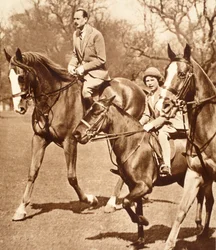 Le duc de Gloucester chevauchant avec la princesse Elizabeth dans le parc de Windsor